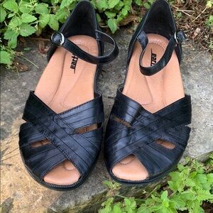 Earth Brand Black Leather Upper Women's Sandals Size 7B